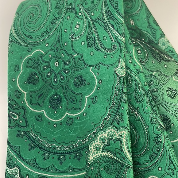 IZOD 100% Silk Green Floral Paisley Necktie - Picture 3 of 5